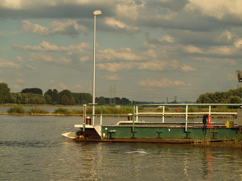 PKW im Rhein Faehre Hitdorf P054.JPG